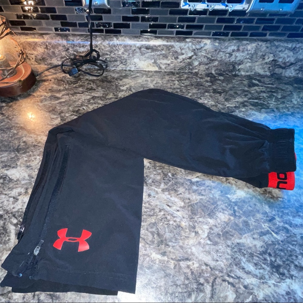 Loose light weigh under armour pants with zippers at the ankle